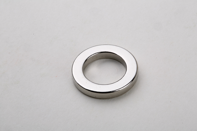 Nam châm neodymium trong động cơ cuộn dây bằng giọng nói